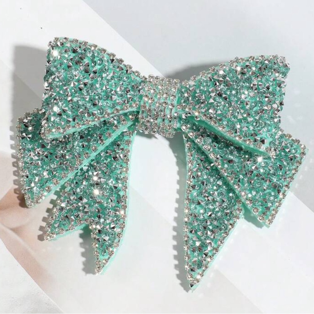 🎀 Bow Tie Pin 🎀 - Picture 2 of 4